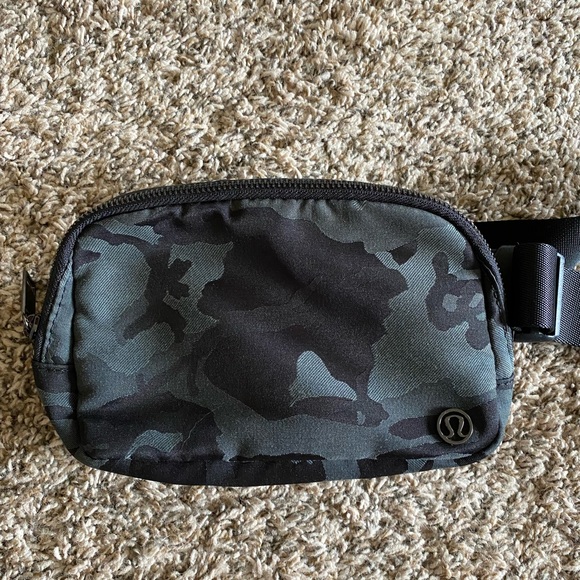 lululemon athletica Handbags - Lululemon OG Lululemon Everywhere Belt Bag 
Jacquard Camo Cotton Obsidian/Black